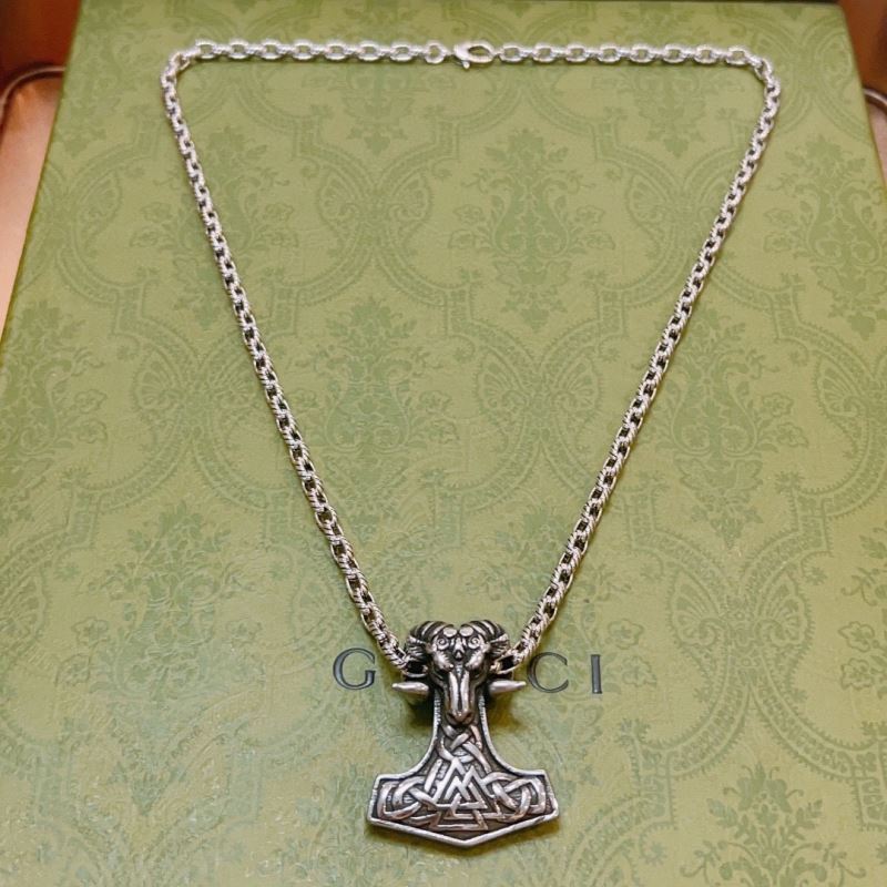 G*u*i necklaces